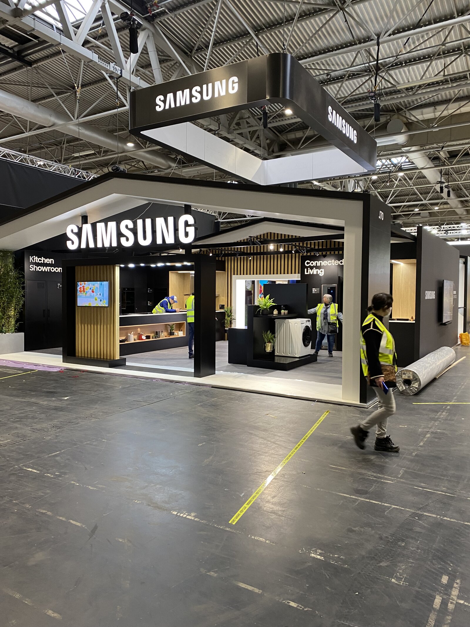 Samsung KBB stand in production — Care wall with laundry and refrigeration